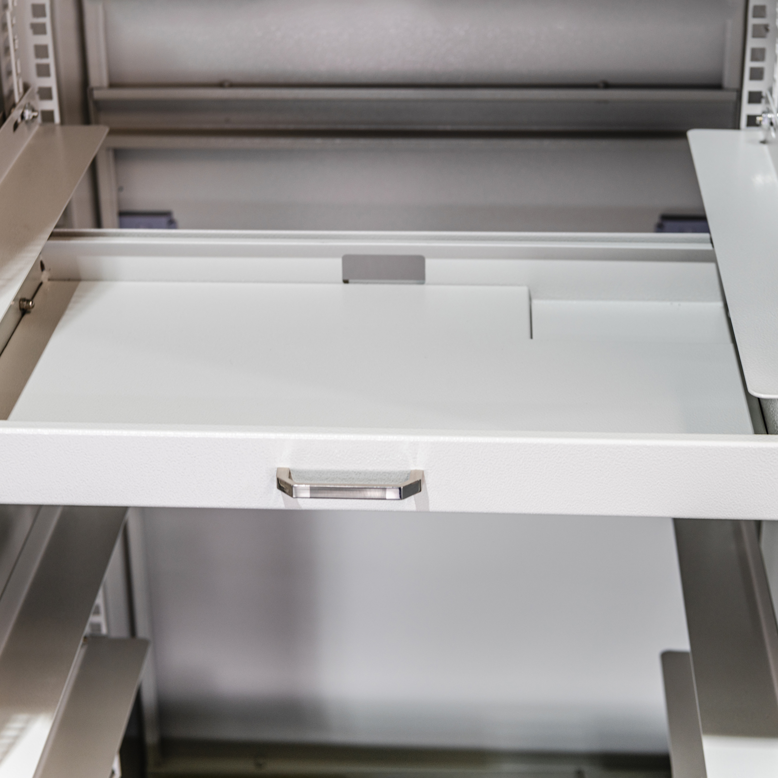 設(shè)備機(jī)柜4