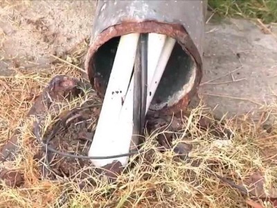 小區監控桿突然倒下砸傷業主的原因